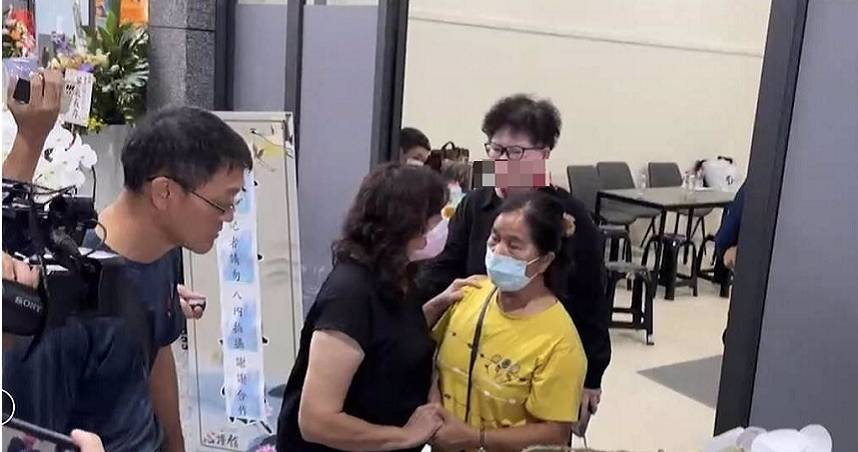 許美雪現身勇消追思會 賴母緊握她手:希望兒是最後犧牲消防員