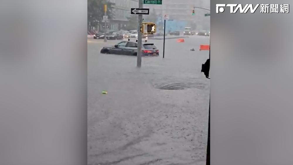影/紐約降下破紀錄大雨 街道全部成河