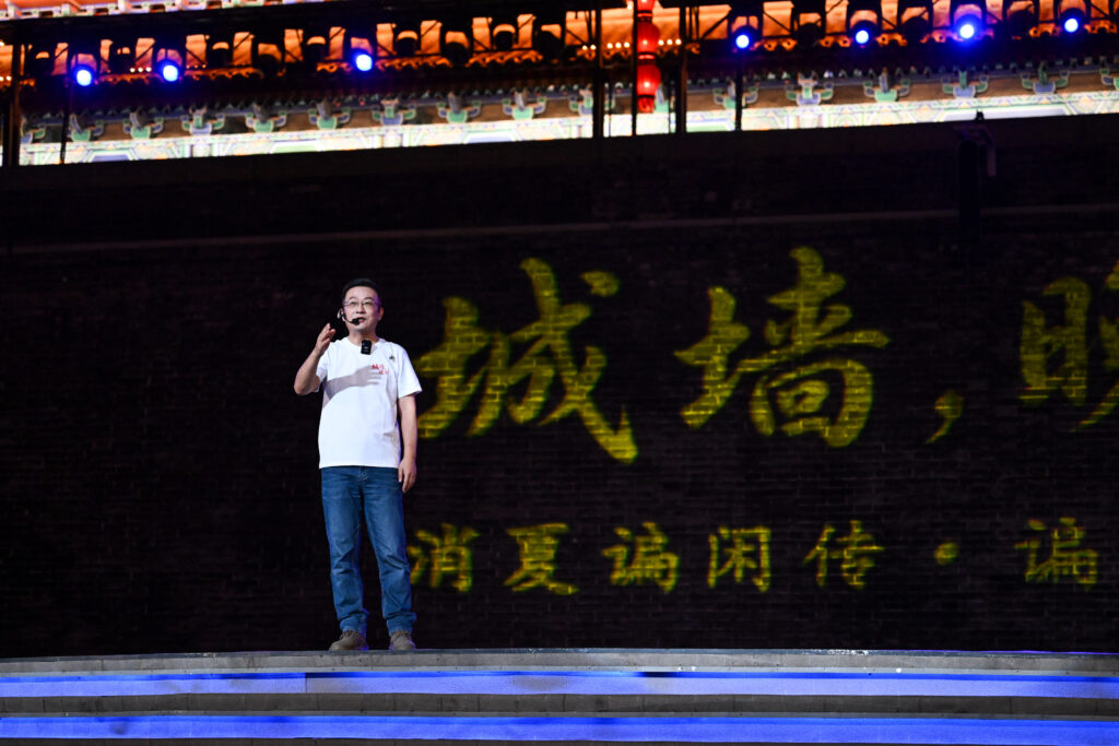 从“看演出”到“聊文化”，城墙夜话带火暑期经济